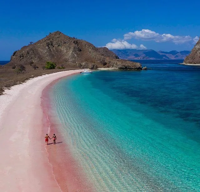 Pink Beach Padar Island Komodo National Park _ JETSET FOR GOOD